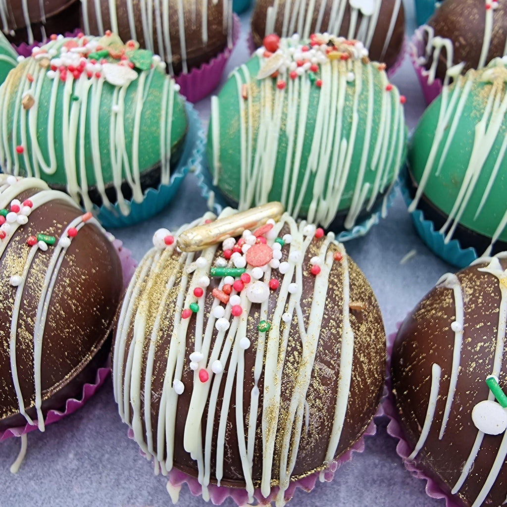 4er Set Heiße-Schokoladen-Bomben - festliche Schokoladenkugeln mit Marshmallows (Geschenk)